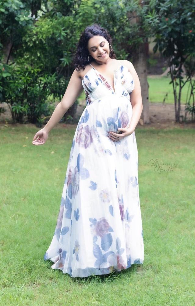 Swara wore a comfortable floral printed dress as she posed for pictures